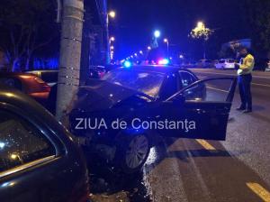 Accident rutier grav în Constanța. Un autoturism a intrat în stâlp. Șoferul a fugit (galerie foto)      