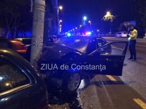 Accident în Constanța. A lovit patru mașini „Noroc cu stâlpul. Au venit unii și l-au luat. Șoferul era mort de beat”