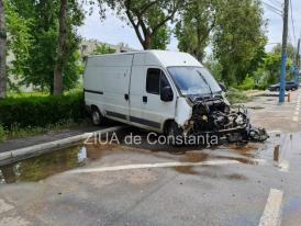 Accident rutier, în Mamaia, în această noapte. O dubă a intrat într-un stâlp. Două victime (galerie foto+video)  