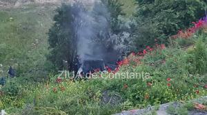 UPDATE Accident rutier pe podul nou de la Agigea de pe A 4. Mașina, căzută într-o râpă, a luat foc. Cinci victime (galerie foto+video)         