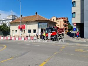 Constanța Autobasculantă, blocată pe strada Renașterii după ce a căzut într-o groapă   