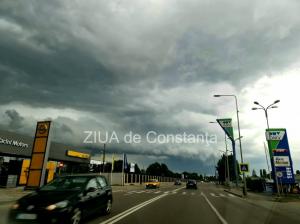 Fotoreportaj Imagini spectaculoase pe cerul municipiului Constanța. Norii par valuri furioase pe mare 