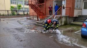 Inundație în subsolul Colegiului Carol din Constanța. Intervin pompierii