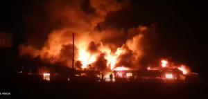 Incendiu devastator la Bârlad. Depozit de mase plastice distrus. Mașini afectate foc (galerie foto)     