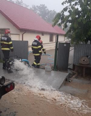 Ploile au făcut prăpăd în județul Tulcea. Mai multe gospodării, inundate