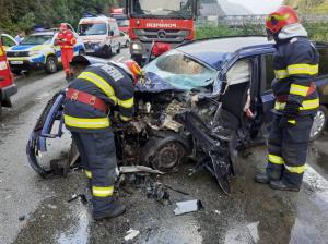 Grav accident rutier, aseară, la Brezoi-Vâlcea. A fost implicat un autotren de Constanța. O victimă încarcerată (galerie foto)