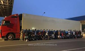 Zeci de migranți, ascunși în remorca frigorifică a unui autocamion!