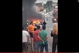 Incendiu auto în centrul localității Agigea. Mașina avea portbagajul plin cu artificii. Mulțimea de curioși cu telefoanele în mâini filma evenimentul 