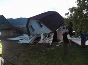 Explozie a unei butelii în Praid-Județul Harghita. Două victime. Casa de vacanță a fost distrusă (galerie foto)