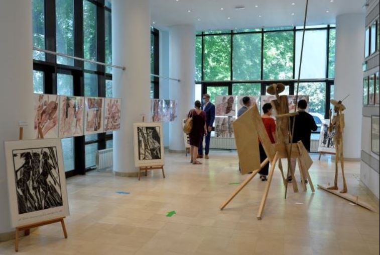 artistul mircia dumitrescu invita publicul la o experienta vizuala inedita expozitia aniversara calatoria