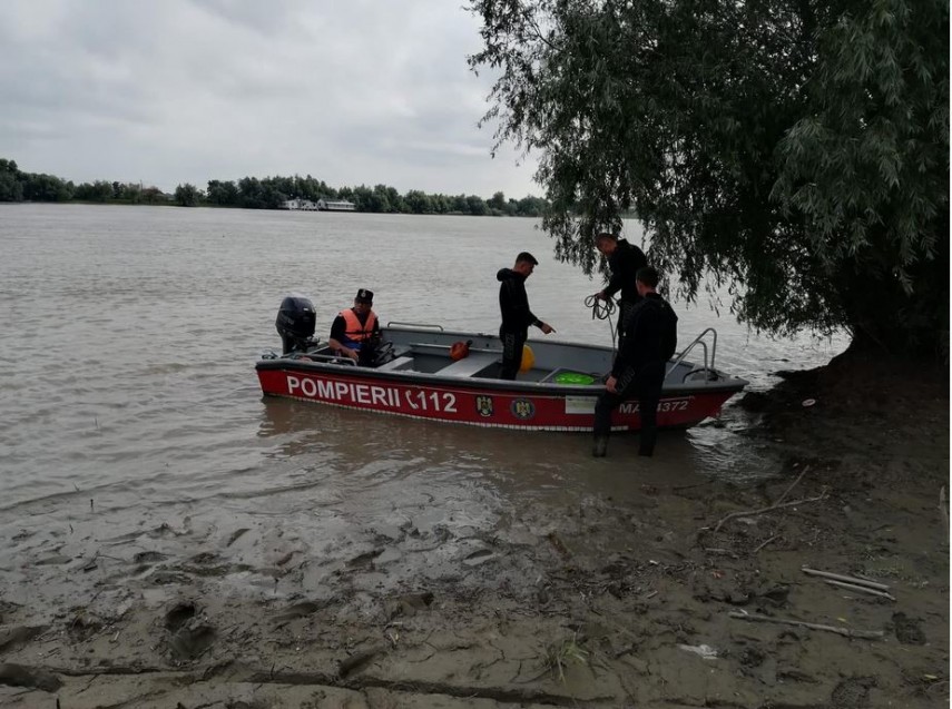 judetul tulcea au fost reluate cautarile adolescentului disparut in dunare galerie foto 751683