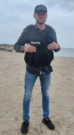 El este Dan. Polițistul care a salvat un tânăr de la înec în Marea Neagră. El este un erou
