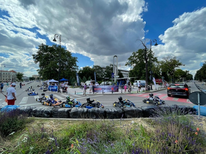 premiera aproape 40 de copii s au intrecut la supercupa romaniei la karting electric marele epremiu al