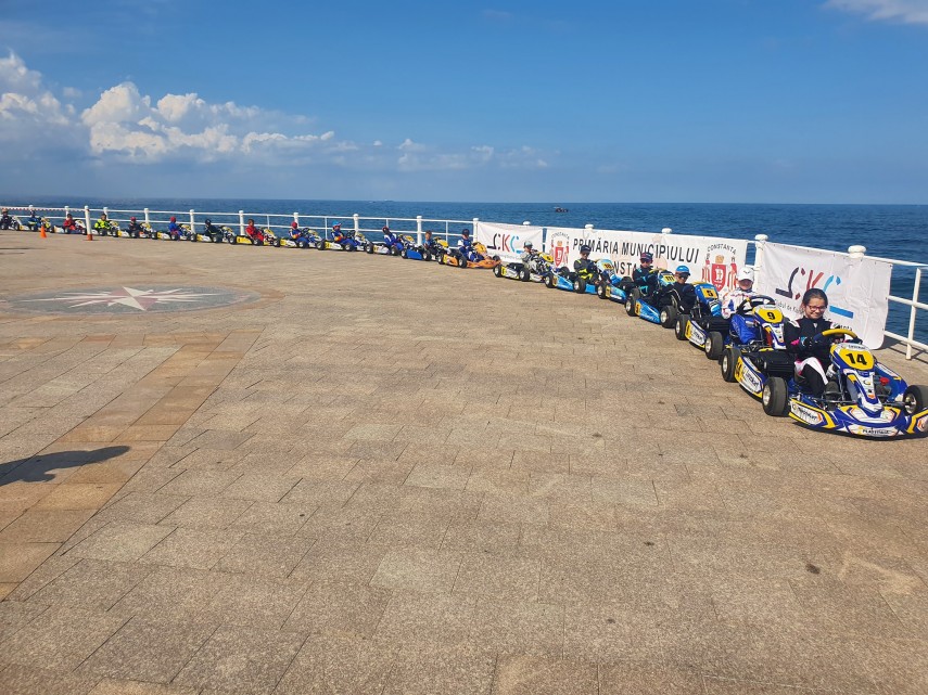 premiera aproape 40 de copii s au intrecut la supercupa romaniei la karting electric marele epremiu al