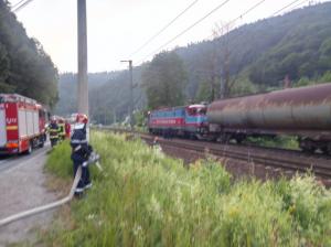 Tren cu combustibili auto cuprins de flăcări la ieșire din Bușteni. Focul a izbucnit la un vagon cu 56 de tone de benzină    