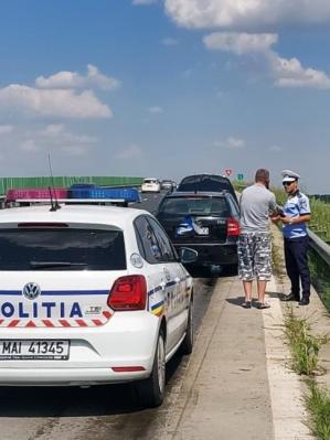 Familie, ajutată de polițiștii aflați în patrulare pe Autostrada Soarelui. Ce s-a întâmplat