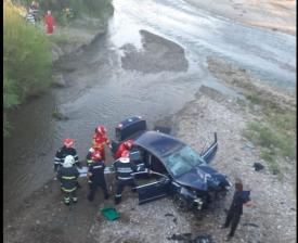 Mașină căzută, de pe pod, în județul Neamț. Trei victime   