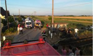 Județul Olt Un tren cu călători a zdrobit o mașină. Șoferul este în stare gravă (galerie foto)   
