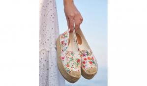 Moda verii rochii lejere asortate cu espadrile chic  