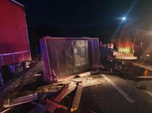 Tragedia nopții. Un om a murit în județul Olt. Carambol rutier între un autoturism, un tractor și un camion (galerie foto) 