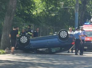 Mașină, cu roțile în sus, în zona Aqua Magic din Mamaia  