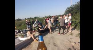 „Toți suntem aici” Momente emoționante la mormântul tânărului mort în explozia de la Petromidia. Ar fi împlinit 32 de ani. Cum l-au sărbătorit prietenii  