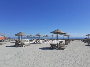 Ceva ce nu prea se întâmplă pe plajă Incendiu șezlonguri în zona Faleză Nord 
