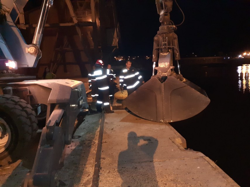 interventie nocturna a pompierilor din portul constanta ce cauta salvatorii la aceasta ora in apa marii