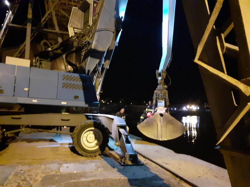 interventie nocturna a pompierilor din portul constanta ce cauta salvatorii la aceasta ora in apa marii