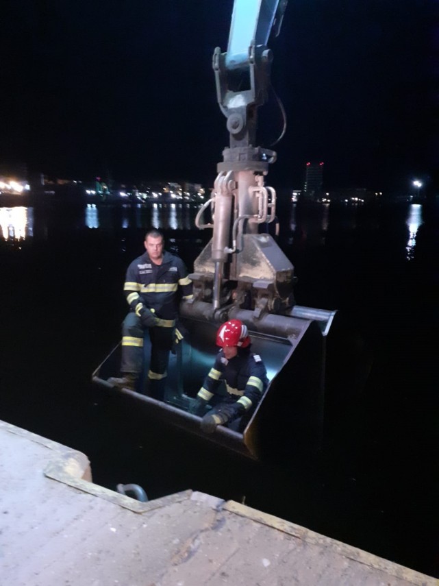 interventie nocturna a pompierilor din portul constanta ce cauta salvatorii la aceasta ora in apa marii