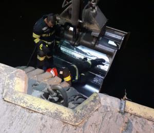 Intervenție nocturnă a pompierilor din Portul Constanța. Ce caută salvatorii în apa mării (galerie foto+video)   