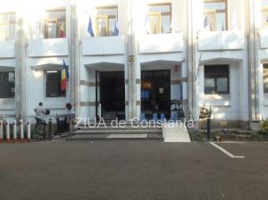 Primăria municipiului Constanța nu are o prăpădită de placă indicatoare să știe omul că acolo-i primăria