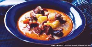 „Curatorul de zacuscă“, de Cosmin Dragomir Ciorba noastră cea de toate zilele / Dă-ne-o nouă astăzi... Și ciorba s-a fiert!   