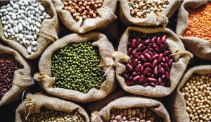 „Curatorul de zacuscă“, de Cosmin Dragomir  Acum le găsești în orice magazin, însă pe vremuri abia auzeai de ele. Totul despre sparanghel, bob și portocale    