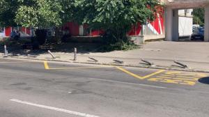 Stâlpișori, puși la pâmânt pe strada Eliberării din Constanța (galerie foto)