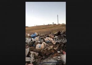 Deșeuri aduse cu tirul și aruncate la marginea satului, comuna Ion Corvin (VIDEO)  