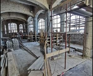 Zeci de muncitori lucrează zilnic la renovarea și recondiționarea Cazinoului din Constanța