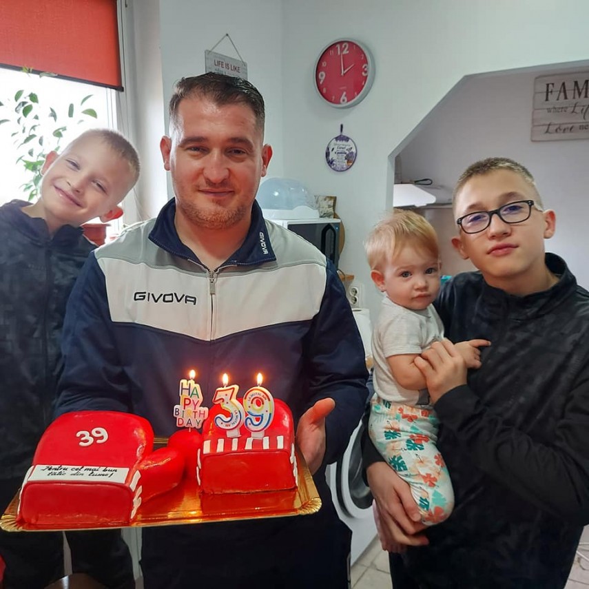 cernavoda tort in forma de manusi de luptator pentru george cadiu cel mai bun tatic din lume galerie