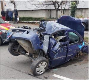 Două persoane au scăpat cu viață după ce mașina lor s-a făcut praf!     