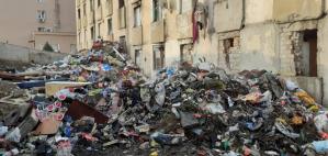 Hunedoara Locatarii unui bloc riscă amenzi de 20.000 de lei pentru că aruncă gunoiul pe geam