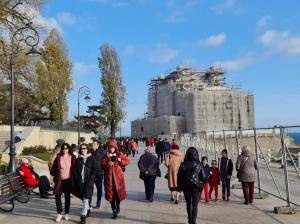 Fotoreportaj Constănțenii au ieșit la plimbare pe faleza Cazinoului. Temperatura maximă atinge 17 grade    