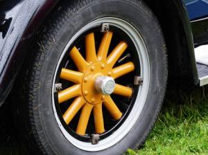 Un român a tăiat aproape 100 de cauciucuri ale mașinilor dintr-un cartier din Austria, deranjat de zgomotul făcut de vecini 