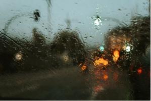 Infotrafic Cod Galben de ploi torențiale și vijelii. Cum se circulă pe drumurile din țară