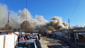 UPDATE 5 Constanța. Baracă în flăcări, pe strada Justiției. Un bărbat intoxicat cu monoxid de carbon, în stare gravă (GALERIE FOTO și VIDEO)              