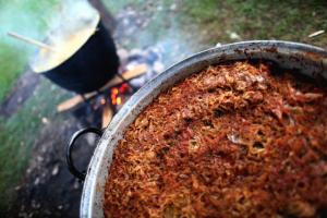 GastroArt Autorasismul culinar românesc sau cum ne place să ne tragem singuri preșul de sub picioare