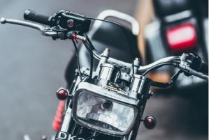 Bistrița Motociclist rănit după ce s-a răsturnat în șanț