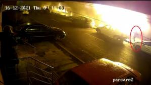 Imagini cu un puternic impact emoțional Un bărbat iese din flăcările din parcarea blocului de pe strada Nicolae Grindeanu, din Constanța (VIDEO) 