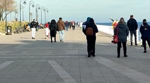 Fotoreportaj Soarele i-a scos pe oameni din case, în prima zi de Crăciun. Faleza Cazinoului și stațiunea Mamaia, magnet pentru constănțeni (GALERIE FOTO+VIDEO)    