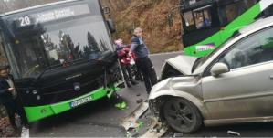 Trei persoane rănite după un accident între un autoturism și un autobuz, pe drumul spre Poiana Brașov    