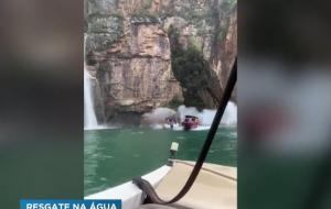 Cel puţin un mort şi 15 răniţi după ce o bucată uriaşă de stâncă s-a prăbuşit peste câteva şalupe cu turişti în Brazilia (VIDEO)   